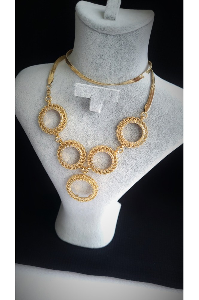 Dört Çeyrek Bir Yarım Beşi Bir Yerde Kolye