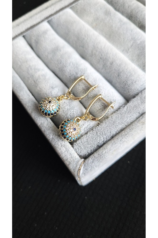 VIP sosyete Gözü küpe